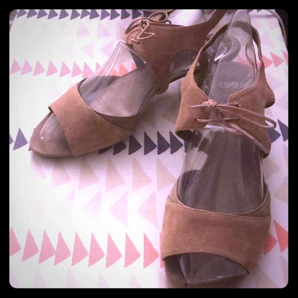 Camper nude 1 1/2 inch heels size 40 (9)